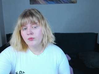 luna-c0ra, female webcam model,  years old, on live webcam