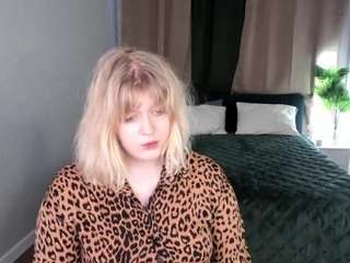 luna-c0ra's CamSoda show and profile