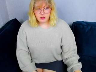 luna-c0ra's CamSoda show and profile