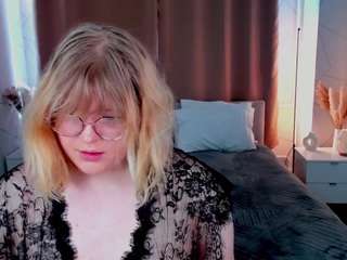 luna-c0ra's CamSoda show and profile