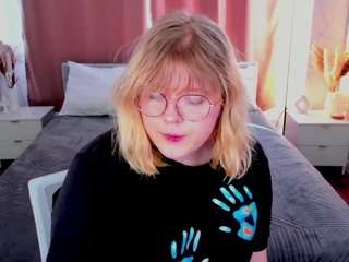 luna-c0ra's CamSoda show and profile