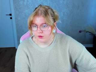 luna-c0ra's CamSoda show and profile