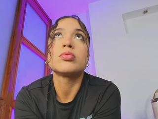 Live webcam model melanieebloom on Soda Cams