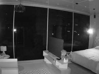 le modèle voyeurcam-jb-room-9 est en webcam porno dans un show sur le site camsoda, il possède les tags suivants: hd,milf