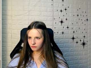 lola-shyy's CamSoda show and profile