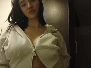 Live webcam model loretalouria on Soda Cams