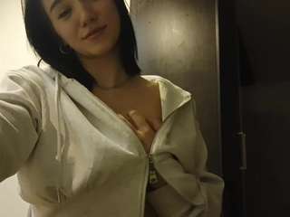 Live webcam model loretalouria on Soda Cams