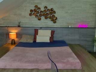 noirchocolate, female webcam model,  years old, on live webcam