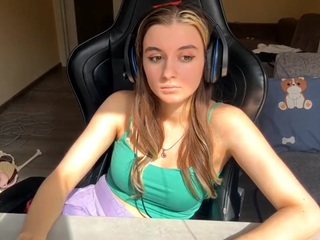 kelsienoggle's CamSoda show and profile