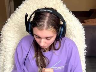 kelsienoggle's CamSoda show and profile