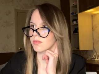 shantellpoppo, female webcam model,  years old, on live webcam