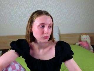 adelina-cowell Smoking live webcam