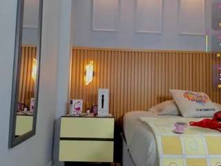 Live webcam model bonnie-ch1 on Soda Cams