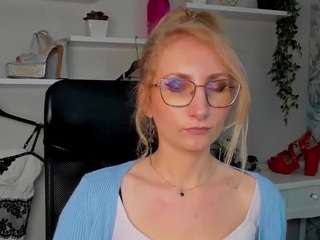 le modèle cinderellamoon est en webcam porno dans un show sur le site camsoda, il possède les tags suivants: blue eyes,dirty talk,domination,erotic dance,feet,fetish,foot fetish,natural,no drinking,no smoking,role play,shaved pussy,skinny,teen (18+),hd