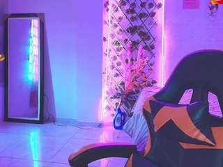 Live webcam model elara-green19 on Soda Cams