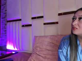 Questo modello è in diretta ora. angelaandanllelo