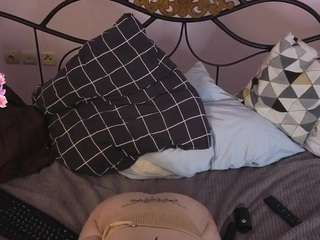 bell-menis's CamSoda show and profile