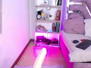 charlotte-miles live cam profile