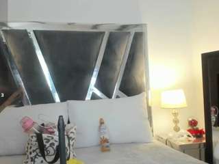 curvy-samantta's CamSoda show and profile