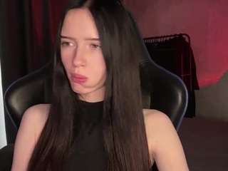 emasivert's CamSoda show and profile