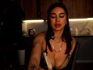 Live webcam model milkyjulyg on Soda Cams