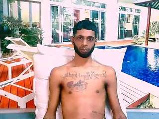 이 모델은 현재 라이브 중입니다. charmingindian69