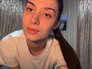 tracienahhas, female webcam model,  years old, on live webcam