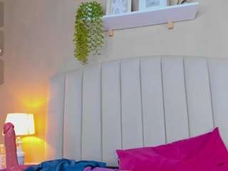 sara-kitten19's CamSoda show and profile