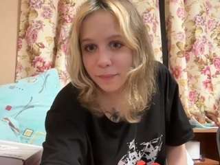 alysestrawn live cam profile