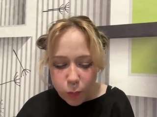 Este modelo está en vivo ahora. alysestrawn