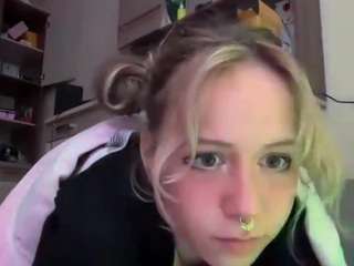 Эта модель сейчас онлайн. alysestrawn
