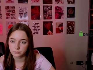 chloe-ley1 live on CamSoda