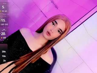 该模特正在直播。 isabella-voge