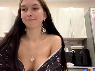 junieskok's CamSoda show and profile