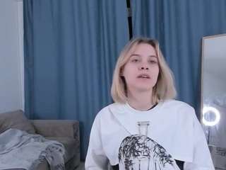 manuelacravatta, female webcam model,  years old, on live webcam