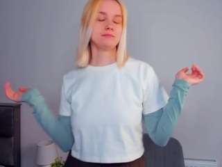 le modèle elinorhensel est en webcam porno dans un show sur le site camsoda, il possède les tags suivants: ahegao,orgasm,lesbian,lush,massage,natural,nipple piercings,no drinking,no smoking,ohmibod,sex toys,handjob,skinny,smoking,solo,squirter,striptease,tattoos,teen 18,wet