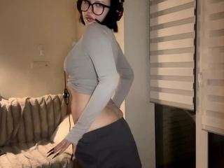 le modèle carlynpillette est en webcam porno dans un show sur le site camsoda, il possède les tags suivants: amateur,black hair,cock rating,dirty talk,erotic dance,green eyes,natural,no drinking,no smoking,skinny,strip,tattoos,tease,teen (18+),young adult,hd