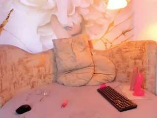 nylaroyale-cr live cam profile