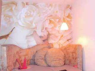 nylaroyale-cr live cam profile