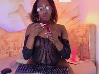 nylaroyale-cr's CamSoda show and profile