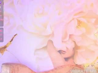 nylaroyale-cr's CamSoda show and profile