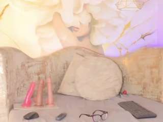 nylaroyale-cr Live Webcam on CamSoda