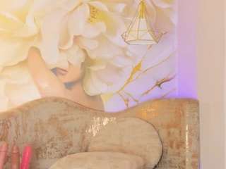 nylaroyale-cr's CamSoda show and profile