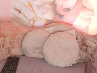 nylaroyale-cr live webcam show