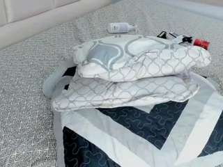 charlotsweett live cam — athletic, black hair, young adult