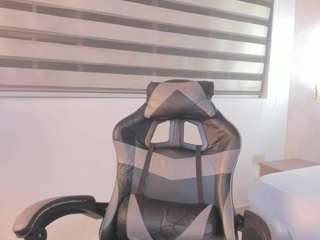 jade-callen live cam — average, black hair, brown eyes