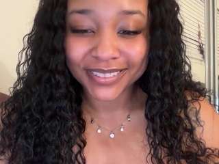 Live webcam model yourmamisilkx on Soda Cams