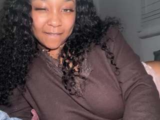 Live webcam model yourmamisilkx on Soda Cams