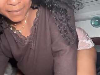 Live webcam model yourmamisilkx on Soda Cams