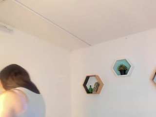 elizabeth-ellie's CamSoda show and profile